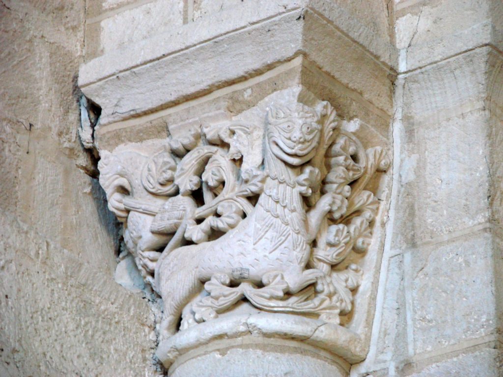 Chapiteau du lion souriant à l'Abbaye de Saint Amand de Boixe