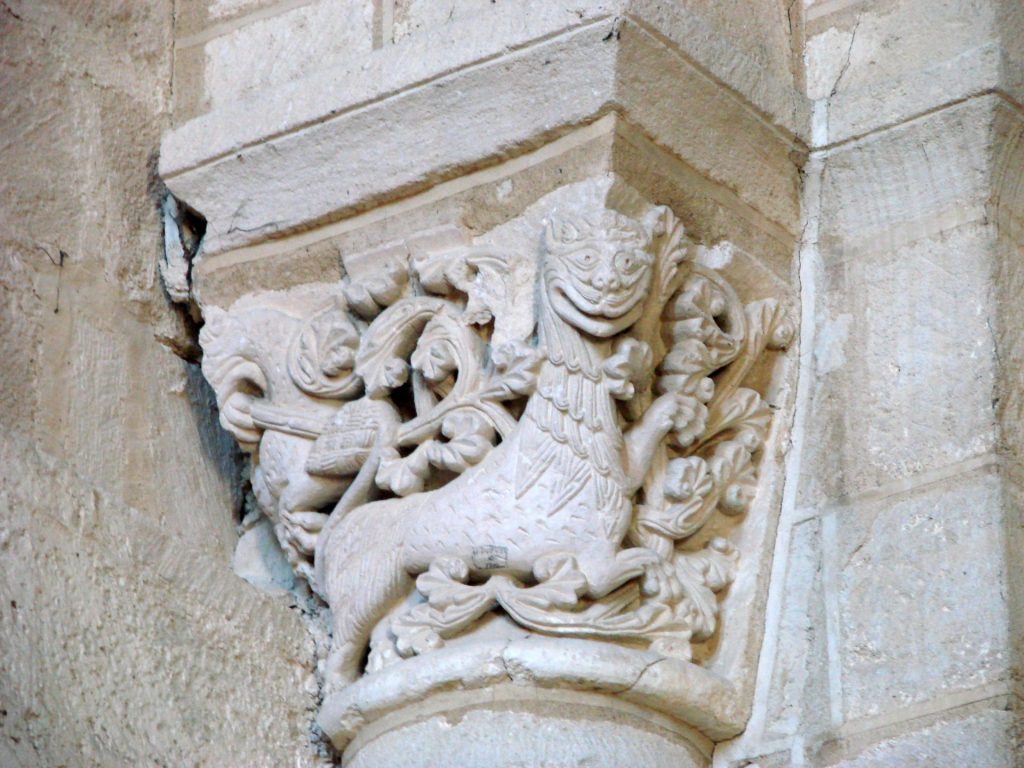 Capitel del león sonriente en la Abadía de Saint Amand de Boixe