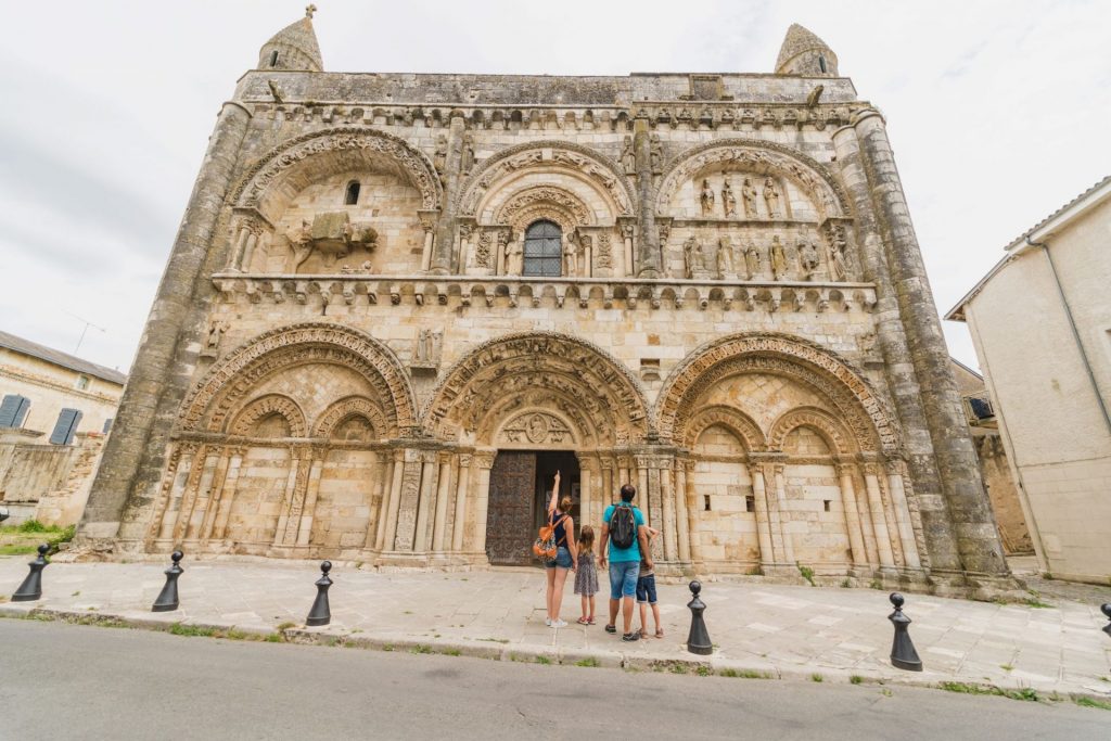 Façade romane de l'église Saint Nicolas de Civray