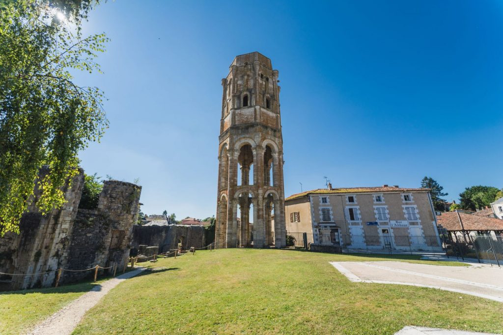 Torre Carlomagno, vestigio de la abadía de Saint Sauveur de Charroux