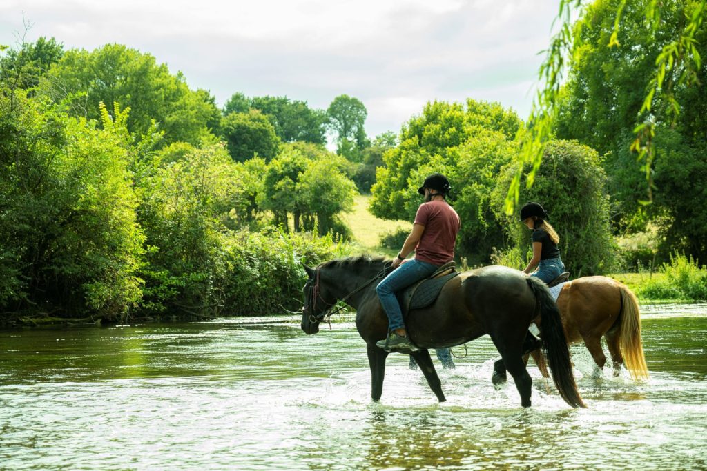 Padre hija paseos a caballo_Civraisien en Poitou