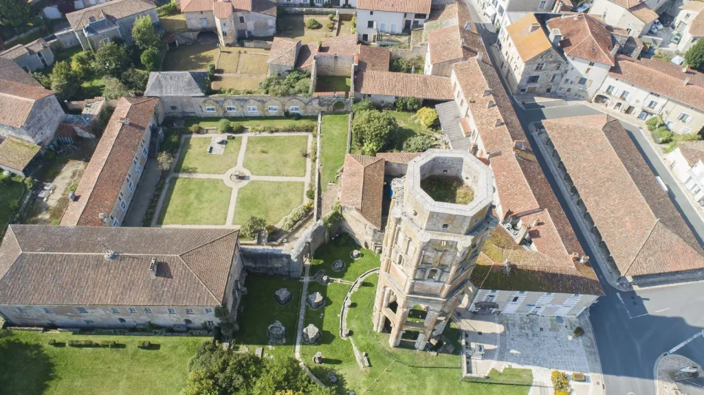 Vue_aerienne_Abbaye_de_Charroux-Vienne