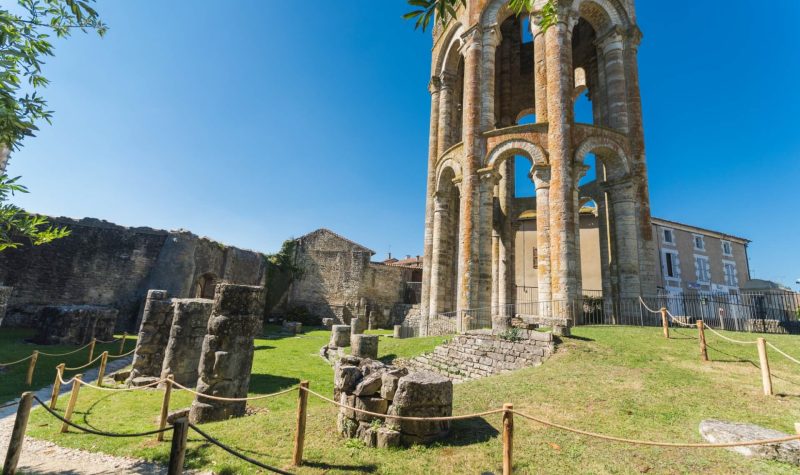 Torre Carlomagno de la Abadía de Saint Sauveur de Charroux