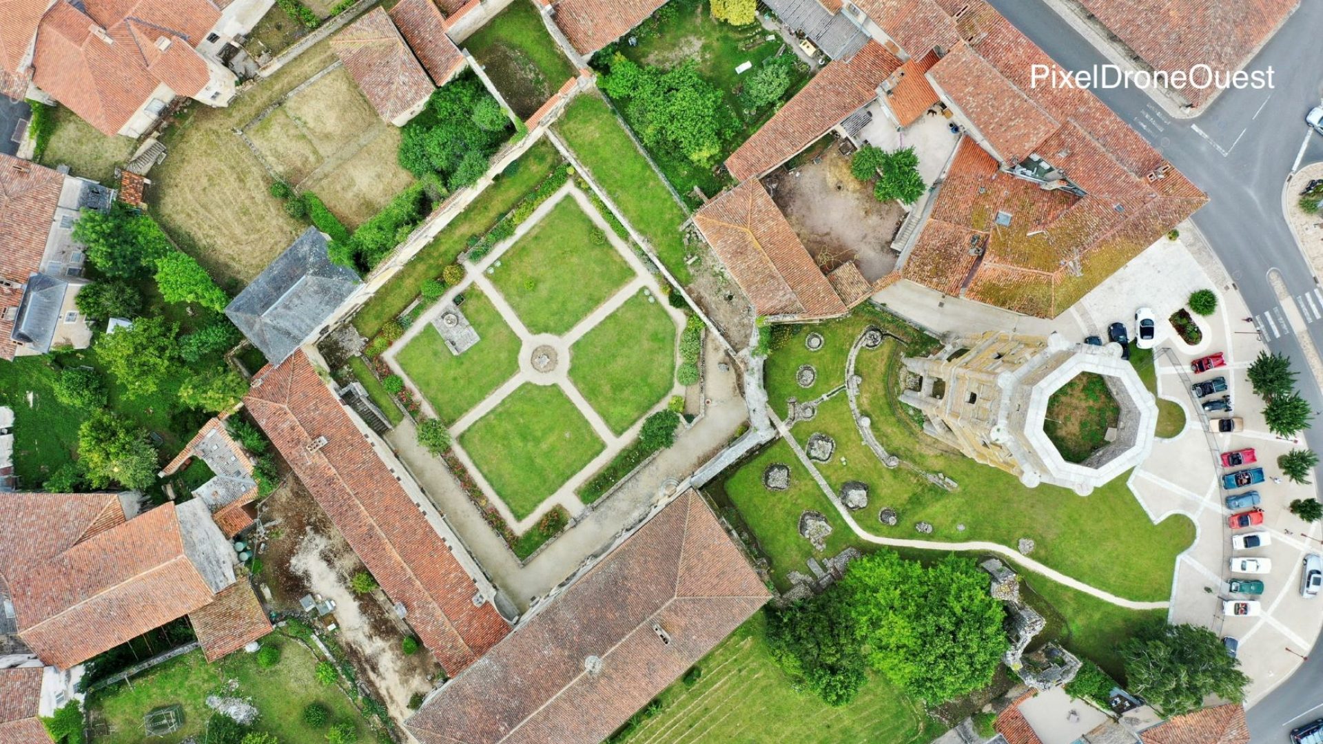 Vestiges de l'Abbaye de Charroux vus du ciel