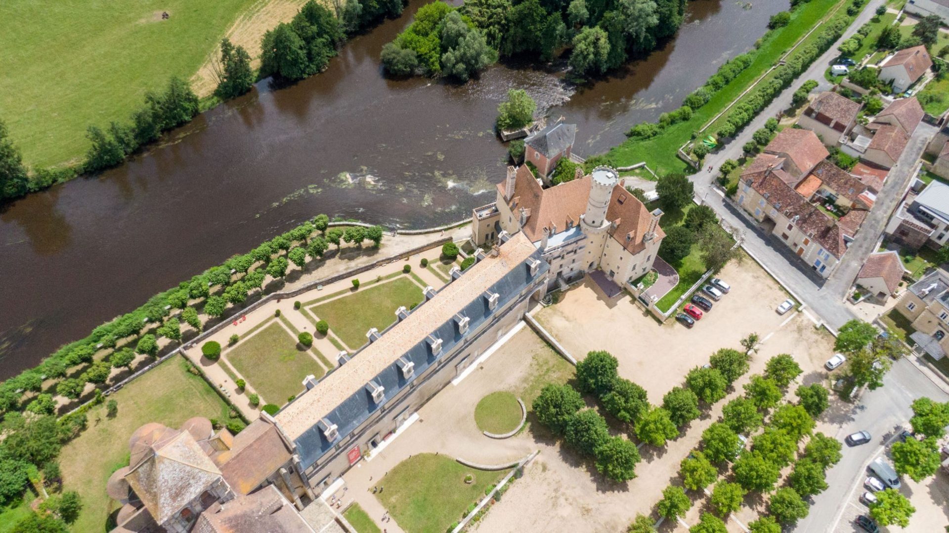 De abdij van Saint-Savin gezien vanuit de lucht